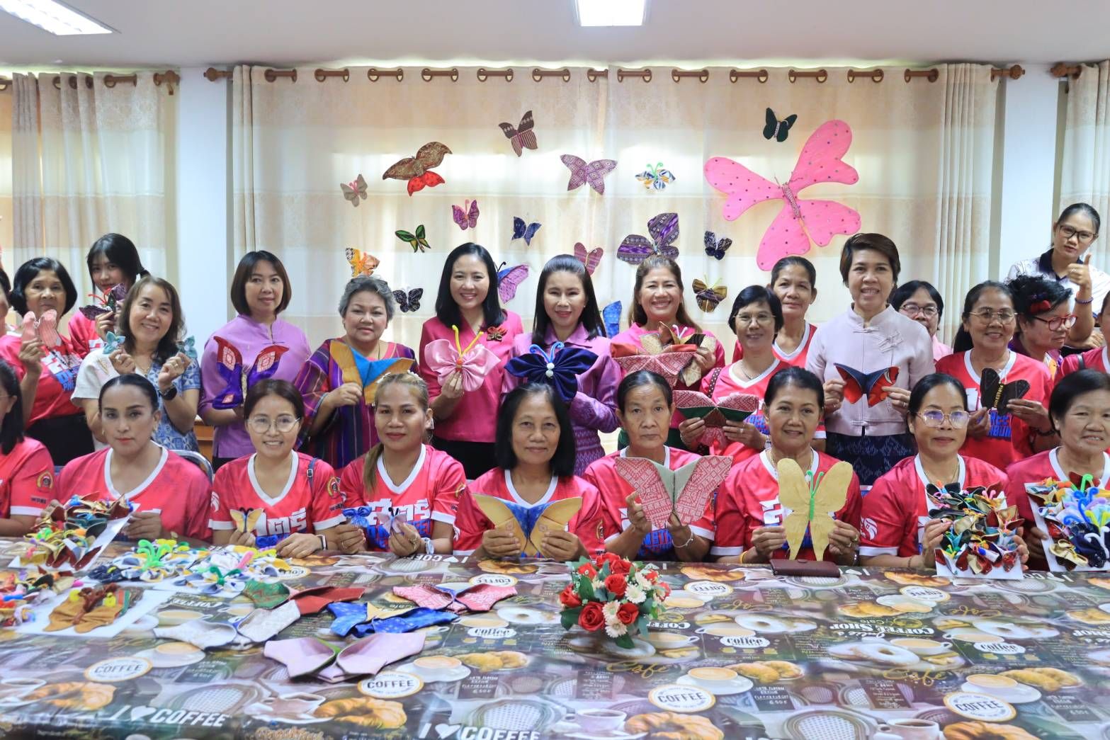 จังหวัดเพชรบูรณ์จัดกิจกรรมประดิษฐ์ผีเสื้อจากผ้าไทย สนับสนุนงานกาชาด ประจำปี 2568 เฉลิมพระเกียรติ 70 พรรษา สมเด็จพระกนิษฐาธิราชเจ้า กรมสมเด็จพระเทพรัตนราชสุดาฯ สยามบรมราชกุมารี