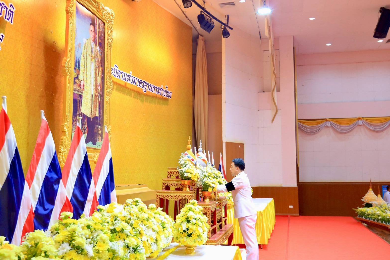 ผู้ว่าฯ เพชรบูรณ์ วางพานพุ่มดอกไม้สดถวายราชสักการะ "พระบิดาแห่งมาตรฐานการช่างไทย" เนื่องในวันมาตรฐานฝีมือแรงงานแห่งชาติ ประจำปี 2569