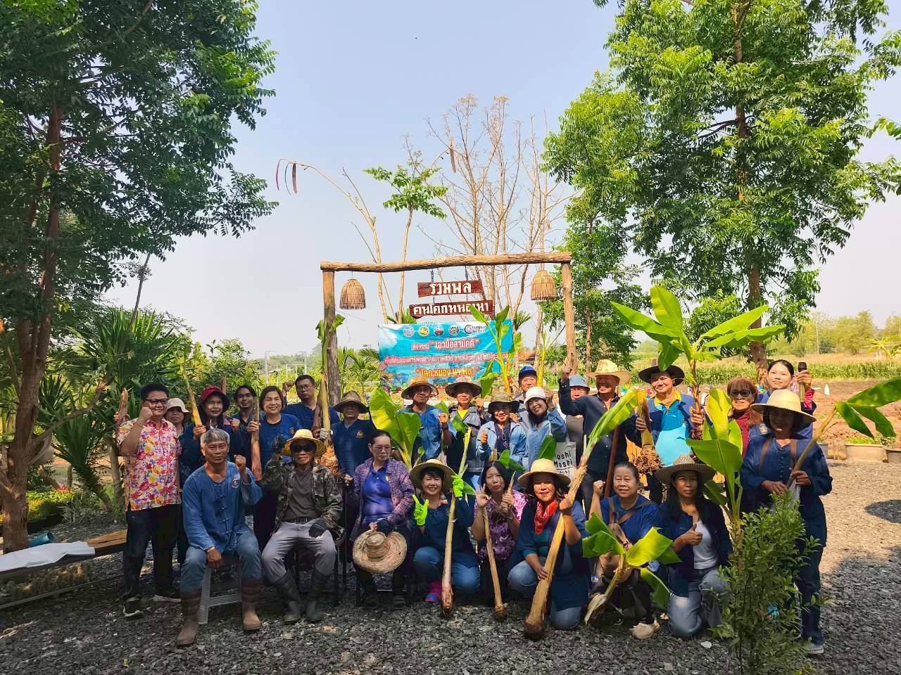 พช.เพชรบูรณ์ ขับเคลื่อนศาสตร์พระราชา ชู “หิ้วปิ่นโตเอามื้อสามัคคี” ลงแปลงโคก หนอง นา ตำบลสะเดียง อำเภอเมืองเพชรบูรณ์ จังหวัดเพชรบูรณ์ สร้างเครือข่ายกล้วยครบวงจร มุ่งสู่ความมั่นคงทางอาหารอย่างยั่งยืน