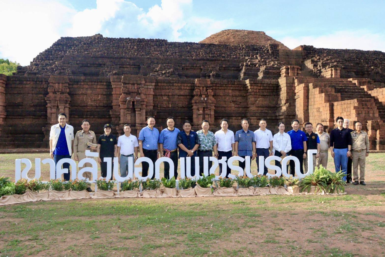 เพชรบูรณ์ พร้อมด้วยส่วนราชการทุกภาคส่วน ร่วมผนึกกำลังต้อนรับ นายอนุทิน ชาญวีรกูล นายกรัฐมนตรีและรัฐมนตรีว่าการกระทรวงมหาดไทย พร้อมคณะ 