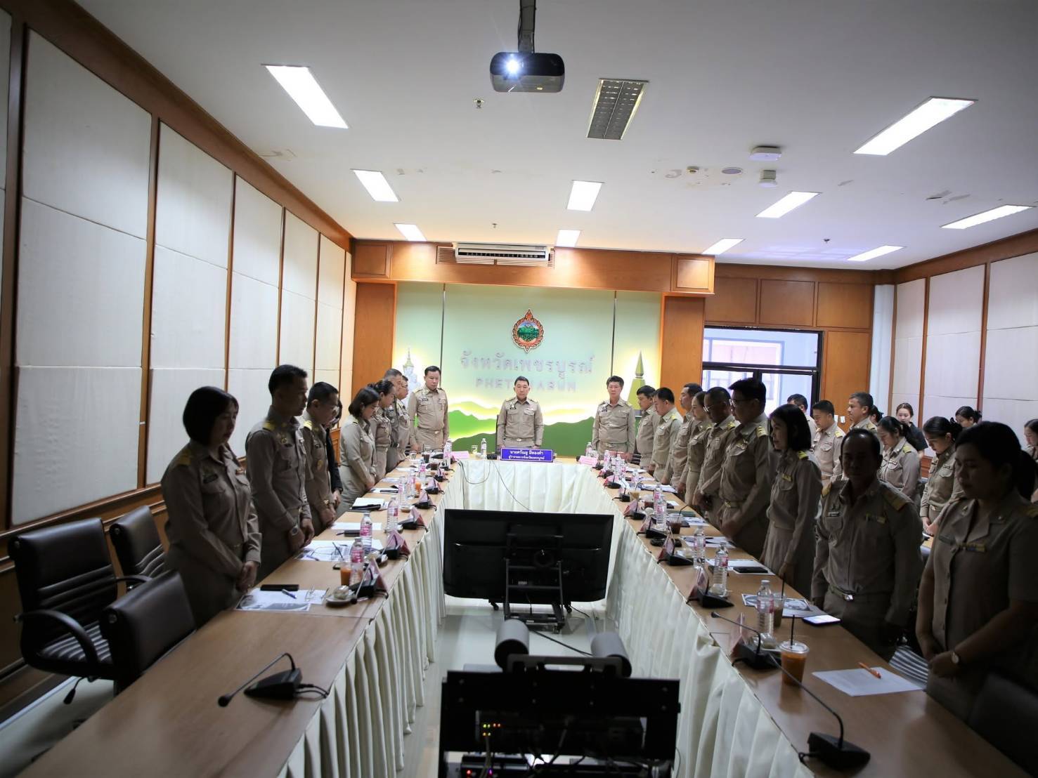 หวัดเพชรบูรณ์โดยผู้ว่าราชการจังหวัดเพชรบูรณ์ รองผู้ว่าราชการจังหวัดเพชรบูรณ์ พร้อมหัวหน้าส่วนราชการสังกัดกระทรวงมหาดไทย ร่วมประชุมรับมอบนโยบายสำคัญของกระทรวงมหาดไทย จากห้องประชุมราชสีห์ ชั้น 2 อาคารศาลาว่าการกระทรวงมหาดไทย ผ่านทางระบบวีดิทัศน์ทางไกล (ระบบ VCS)