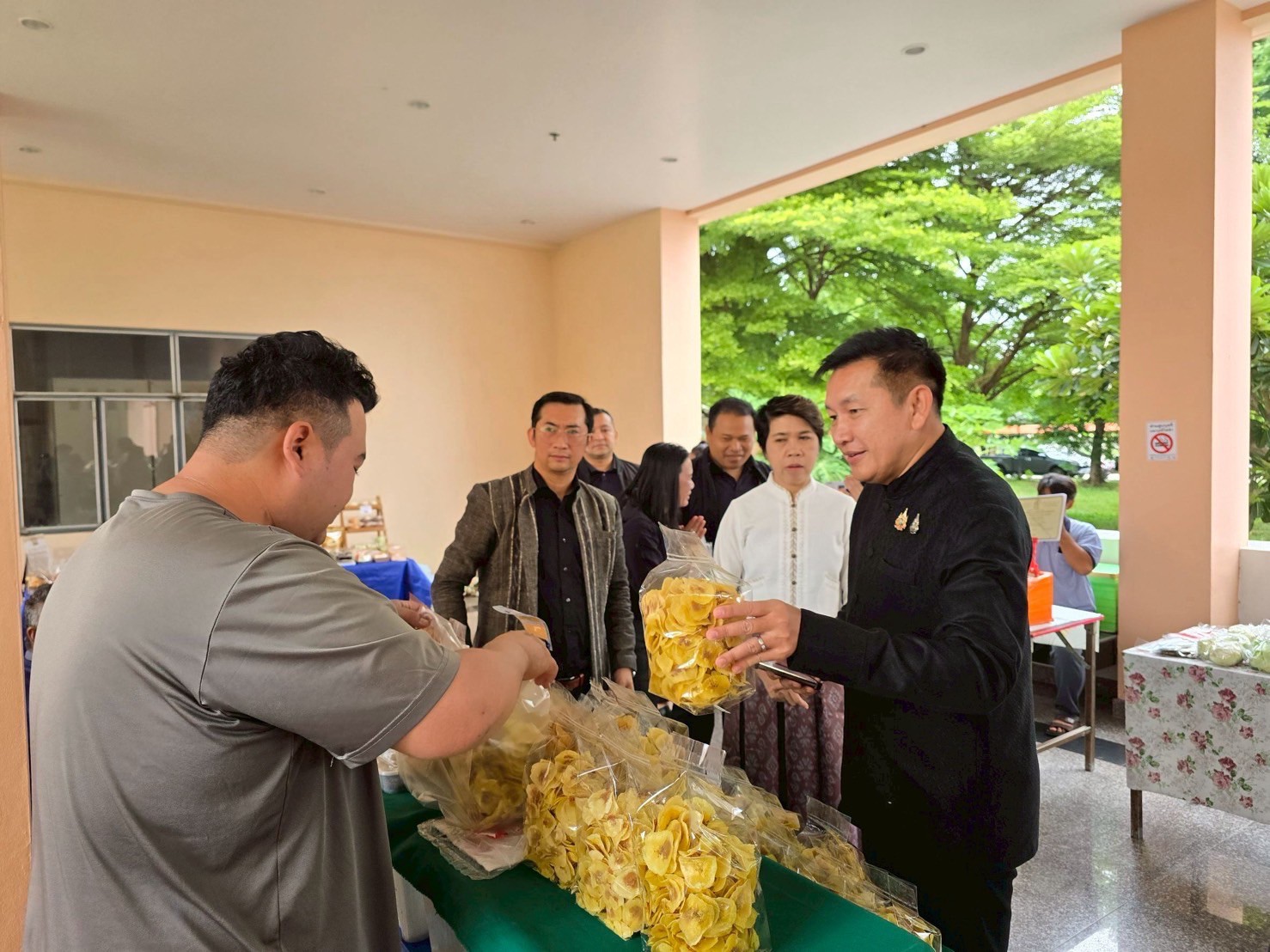 ผู้อำนวยการกองแผนงาน กรมการพัฒนาชุมชน พร้อมคณะ เยี่ยมชมและอุดหนุนสินค้าตลาดประชารัฐบริเวณทางเชื่อมระหว่างศาลากลางอาคาร 1 และอาคาร 2 ศาลากลางจังหวัดเพชรบูรณ์