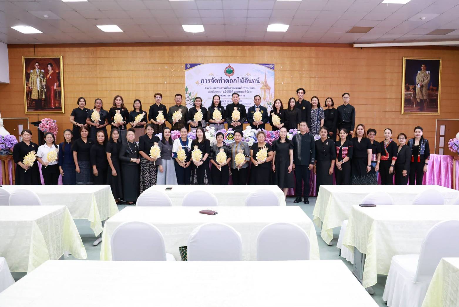 พช.เพชรบูรณ์ ร่วมกิจกรรมการสอนประดิษฐ์ดอกไม้จันทน์ประจำจังหวัดเพชรบูรณ์ สำหรับงานพระราชพิธีถวายพระเพลิงพระบรมศพ สมเด็จพระนางเจ้าสิริกิติ์ พระบรมราชินีนาถ พระบรมราชขนนีพันปีหลวง