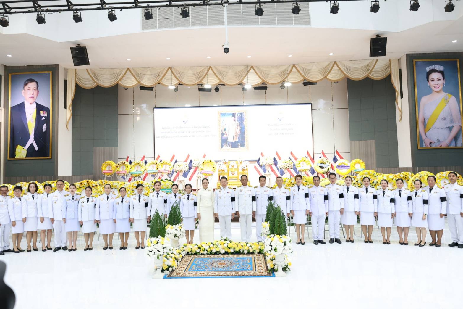 พช.เพชรบูรณ์ ร่วมกิจกรรมทำบุญตักบาตรถวายเป็นพระราชกุศล และพิธีวางพวงมาลา เนื่องในวันนวมินทรมหาราช 