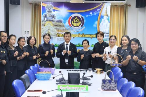 จังหวัดเพชรบูรณ์ โดยสำนักงานพัฒนาชุมชนจังหวัดเพชรบูรณ์ น้อมถวายความอาลัยแด่สมเด็จพระนางเจ้าสิริกิติ์ พระบรมราชินีนาถ พระบรมราชชนนีพันปีหลวง ประดิษฐ์ริบบิ้นสีดำเพื่อแสดงความอาลัย